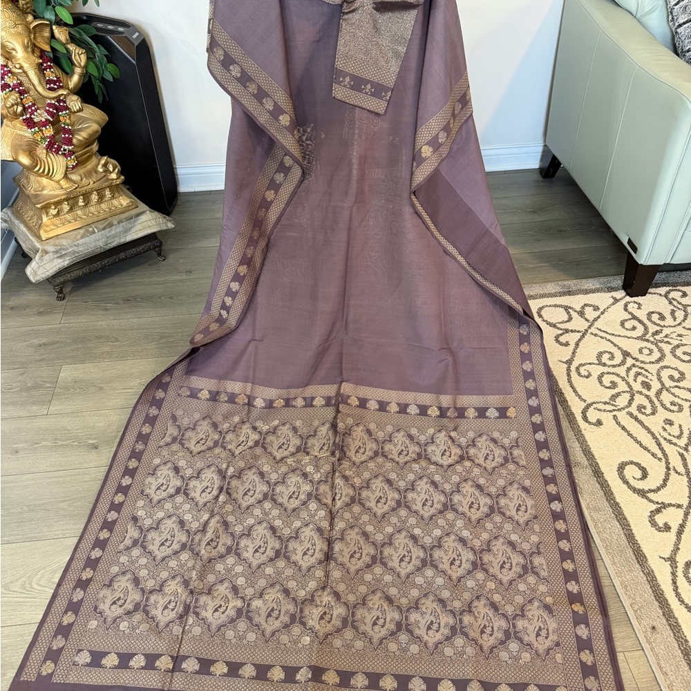 Elegant Mauve Paisley Pattern Women's pure silk saree